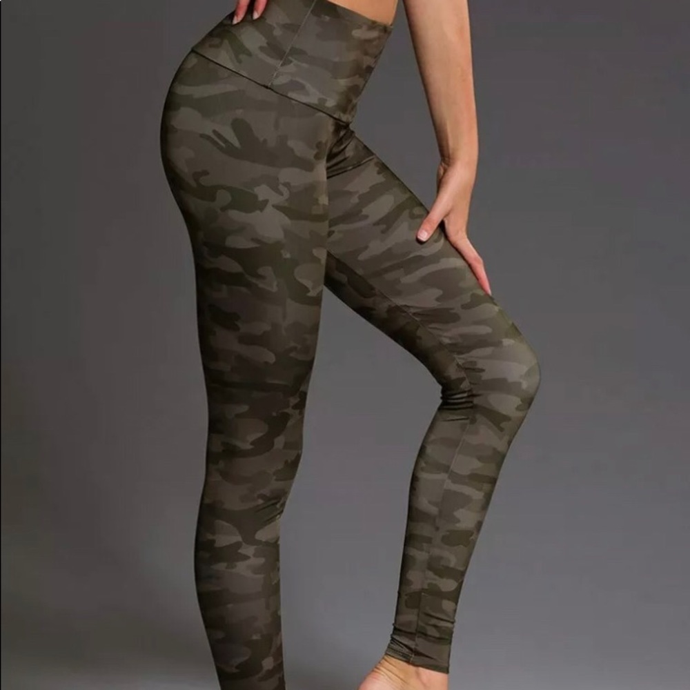 Onzie Yoga High Rise Camo (Moss) Leggings Size S/M
